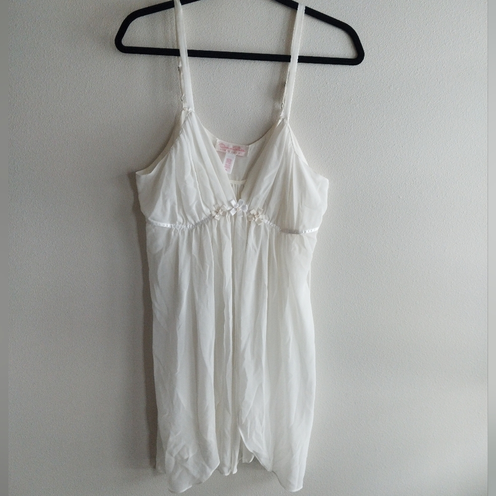 Oscar de la Renta Pink Label White Negligee with Floral Ribbon Detail